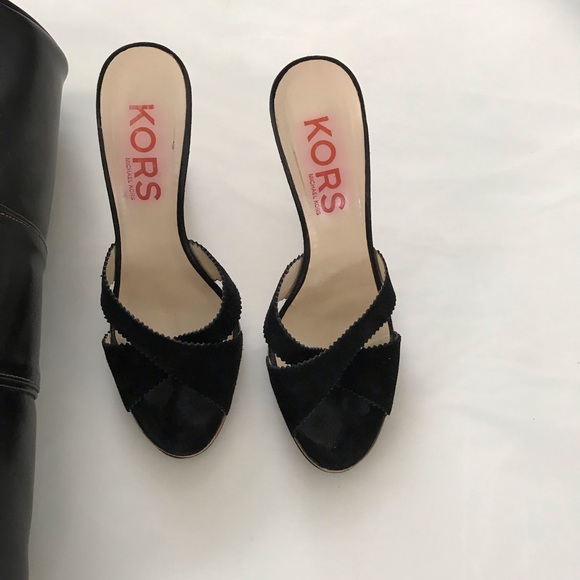 Shoes and handbag. - Picture 3 of 8